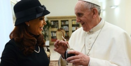 La presidente Cristina Fernández y el Papa Francisco. En Argentina enemigos en Roma sonrientes