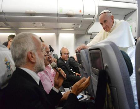 Importante conferencia de prensa que el Papa Francisco concedió durante el vuelo de retorno a Roma